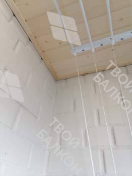 Отделка стен и потолка на балконе