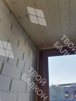 Отделка стен и потолка на балконе