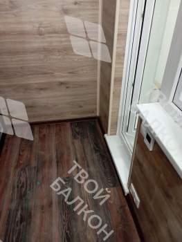 Отделка балкона под ключ в серии дома П-44 с холодным остеклением