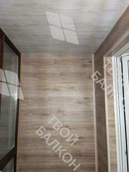 Отделка балкона под ключ в серии дома П-44 с холодным остеклением