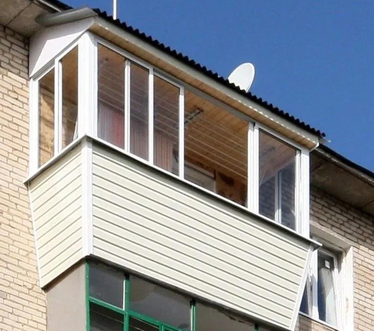 Достоинства отделки балкона профнастилом Достоинства отделки балкона профнастилом